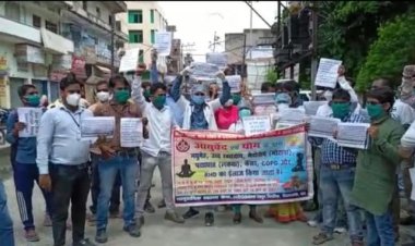 डॉक्टर और स्वास्थ्य कर्मियों ने राज्य और केंद्र सरकार के ख़िलाफ़ किया नारेबाज़ी और प्रदर्शन ।