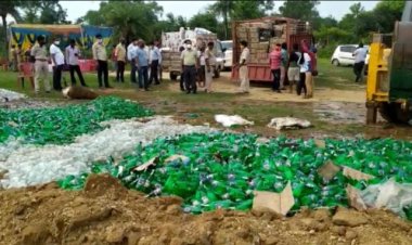 बाराचट्टी में उत्पाद विभाग की मौजूदगी में बड़े पैमाने पर शराब नष्ट की गई।