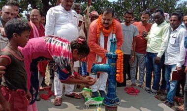 जन अधिकार पार्टी के जिला अध्यक्ष शमशाद आलम खुद चापाकल चला कर लोगों को पानी पिला कर किए चापाकल का उद्घाटन।