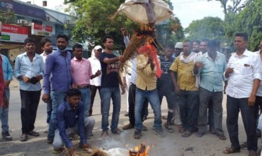 महादलित शिक्षा सेवक ने मुख्यमंत्री नीतीश कुमार का पुतला दहन कर आक्रोश जताया ।