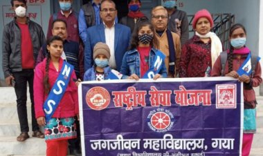 जेजे कॉलेज में एनएसएस के द्वारा बढ़ती ठंड में गर्म कपड़े व समान का वितरण किया