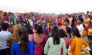 कोरोना पर भारी पड़ रही छठवर्तियों की आस्था ,अस्ताचलगामी सूर्य को अर्ध्य अर्पण के लिए उमड़ी श्रद्धालुओं की भीड़