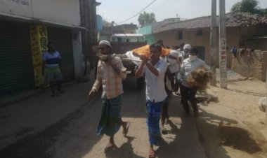 “राम नाम सत्य है” के नारे के साथ मुसलमानों ने दिया इंसानियत का परिचय , हिंदू शव को दिया कंधा और किया अंतिम संस्कार ।