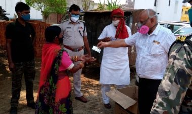 वरिष्ठ प्रो. डॉ अभय सिम्बा और भाजपा पूर्व अध्यक्ष अनिल स्वामी के द्वारा दवा व ऑक्सीजन सिलेंडर का निशुल्क वितरण