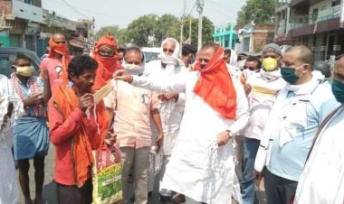 वजीरगंज बाजार में विधायक ने किया मास्क क़ा वितरण