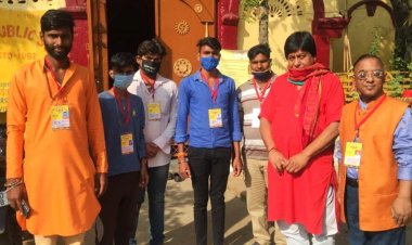 युवा दस्ता के क्षेत्रीय प्रभारियों और सदस्यों के बीच परिचय पत्र वितरित