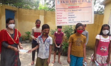 एकल विधालय की शिक्षिका द्वारा छात्र – छात्राओं के बीच मास्क वितरण