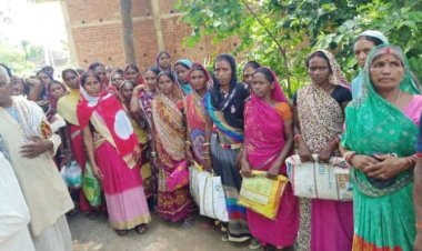 डीलर के मनमानी के खिलाफ लाभुकों ने किया विरोध