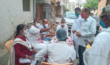 शहर के विभिन्नि क्षेत्रों में दवा व मास्क का किया निःशुल्क वितरण – अनिल स्वामी