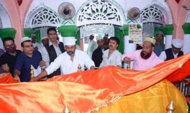 प्रोफेशनल कांग्रेस कमेटी के अध्यक्ष आदित्य विक्रम जायसवाल ने की रिसालदार बाबा के मजार पर चादरपोशी