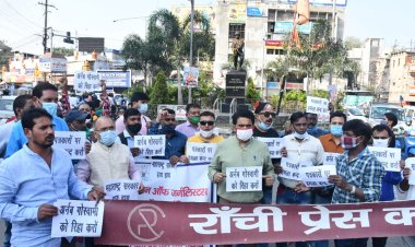 अर्नब गोस्वामी की गिरफ्तारी के विरोध में रांची में पत्रकारों ने किया प्रदर्शन