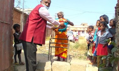 श्री कृष्ण प्रणामी ट्रस्ट ने निर्धन परिवार की वृद्ध महिलाओं के बीच बांटे दीप उत्सव की सामग्री
