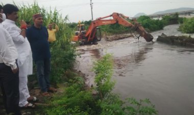 जल जमाव की समस्या से निजात दिलाने के लिए मेयर, डिप्टी मेयर और नगर आयुक्त देखने पहुंचे