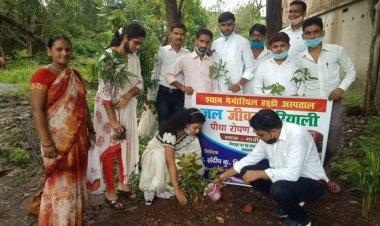 जल जीवन हरियाली कार्यक्रम के तहत डॉक्टरों ने किया पौधारोपण