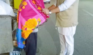 स्व.इंदिरा गांधी की जयंती पर युवा कांग्रेस के जिला महासचिव ने जरूरतमंदों के बीच बांटे कंबल