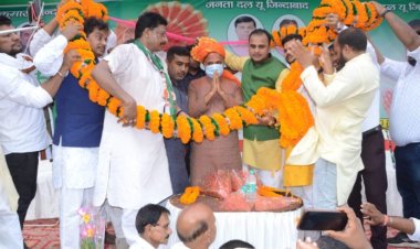 केंद्रीय मंत्री आरसीपी सिंह के गया आगमन पर युवा जदयू ने ढ़ोल नगाड़े के साथ किया स्वागत