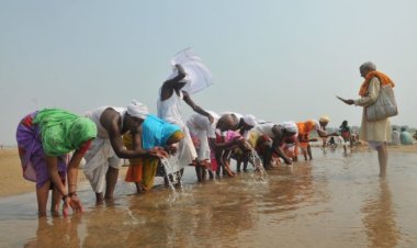 फल्गु नदी में भारी मात्रा में छोटी ब्लेट मिलने से हो रहा है स्नान करने में पिंडदानयों का दिक्कत