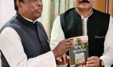 आलमगीर आलम के जन्मदिन पर उपहारस्वरूप किया पुस्तक भेंट