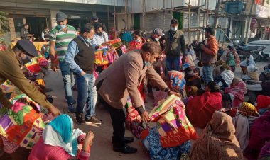 अखिल एकता उद्योग व्यापार मंडल ने गरीबों के बीच बांटे शाॅल-कंबल