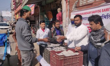 मेन रोड दुकानदार सहयोग समिति ने गरीबों को परोसा मुफ्त भोजन