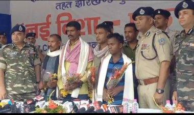 पाँच इनामी नक्सलियों ने किया आत्म समर्पण