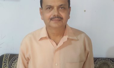 रामभक्ति की अद्भुत मिसाल, मंदिरों में हनुमान चालीसा बांट रहे अमरनाथ सिंह