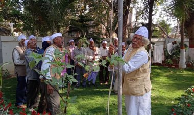 गांधी आश्रम में लोकप्रिय गांधीवादी नेता मोख्तार सिंह ने किया झंडोत्तोलन