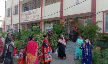 सेंटअप परीक्षा में छात्राओं की उमडी़ भीड़