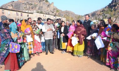 आदित्य विक्रम जायसवाल ने गरीबों के बीच बांटे कंबल, जन समस्याओं से भी हुए रूबरू