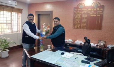 डीआरएम से मिले एचईसी के डायरेक्टर (प्रोडक्शन एंड मार्केटिंग) डॉ. राणा चक्रवर्ती