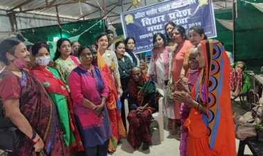 वृद्धा आश्रम में बांटी गई सामग्री, लोगों के चेहरे पर खिली मुस्कान