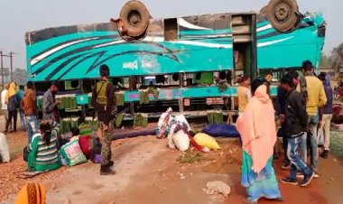 मज़दूरों से भरी बस ने मारी पलटी, बाल-बाल बचे लोग