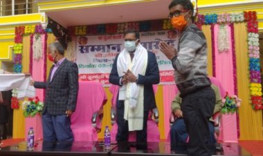 जिला पदाधिकारी को मानपुर पटवाटोली में बुनकरो ने किया सम्मान समारोह