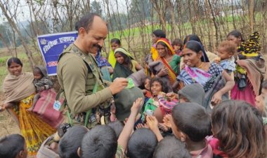 नक्सल प्रभावित क्षेत्र में ठंड से बचाव के लिए 159 सीआरपीएफ ने बांटे कंबल