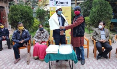 वार्ड संख्या-49 में स्वास्थ्य कर्मियों एवं मुख्य अतिथि को अंगवस्त्र से सम्मानित किया गया