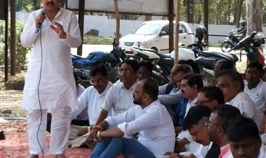 पेट्रोल-डीजल में मूल्यवृद्धि के खिलाफ कांग्रेसियों ने दिया धरना