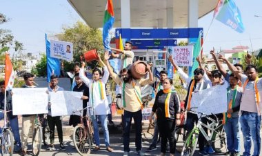 पेट्रोलियम पदार्थों की बढ़ती कीमतों के विरोध में एनएसयूआई का अनोखा प्रदर्शन