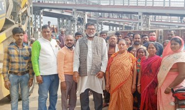 गया शहर के एक नंबर रेलवे क्रॉसिंग पर फ्लाई ओवर के निर्माण की मांग को लेकर शांतिपूर्ण प्रदर्शन