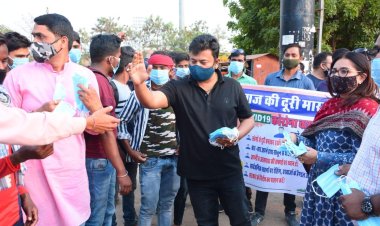 प्रोफेशनल कांग्रेस ने जरूरतमंदों के बीच बांटे मास्क व सैनिटाइजर