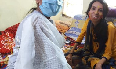 मोतियों का हार बनाकर जीविकोपार्जन कर रही हैं दिव्यांग राखी