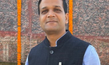 प्रशासनिक कार्यों का बखूबी निर्वहन कर रहे हैं बहुमुखी प्रतिभा के धनी उपायुक्त छवि रंजन,