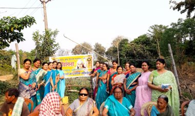 रामगढ़ वीरांगना की टीम ने ओल्ड एज होम में मनाई होली