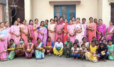 सरायकेला जिला वीरांगना ने जरूरतमंद महिलाओं और बच्चों संग मनाई होली, बांटे वस्त्र व अबीर-गुलाल