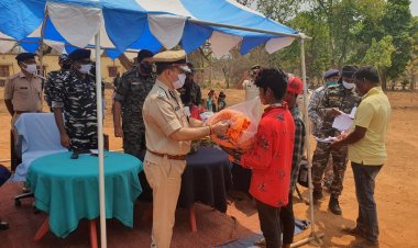 डीजीपी ने चाईबासा के ग्राम टोंटों स्थित पुलिस बल के कैंप का किया निरीक्षण