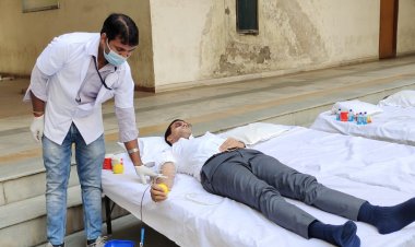 समाहरणालय परिसर में आयोजित दो दिवसीय रक्तदान शिविर में उपायुक्त छवि रंजन ने किया रक्तदान