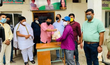 झारखंड प्रदेश प्रोफेशनल्स कांग्रेस ने गरीबों को बांटे खाद्य सामग्री