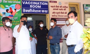 कोरोना वैक्सीनेशन सेंटर पर ग्लूकोज-डी व पेयजल उपलब्ध करा रहा प्रोफेशनल कांग्रेस