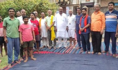 अंतर्राष्ट्रीय योग दिवस भाजपा के कार्यकर्ताओं मानपुर पटवाटोली नई दिल्ली पार्क में मिलकर योगाभ्यास किया