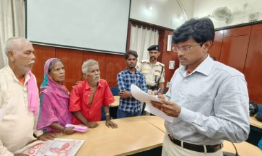 इसे कहते हैं जनता का सेवक खुद खड़ा होकर जनता की बातों को सुनते हैं जिलाधिकारी