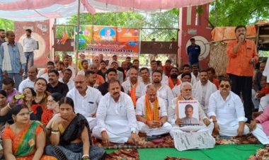 बिहार सरकार के भ्रष्टाचारी तंत्र और जंगलराज के बढ़ते प्रकोप का आवाज उठाते हुए भाजपा के महामंत्री का निर्मम हत्या के विरोध में भाजपा के द्वारा शोक सभा व एकदिवसीय धरना का किया आयोजन